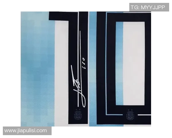 梅西亲签足球球衣珍品亮相 引发球迷热烈追捧与收藏热潮 梅西亲签足球球衣珍品亮相 引发球迷热烈追捧与收藏热潮