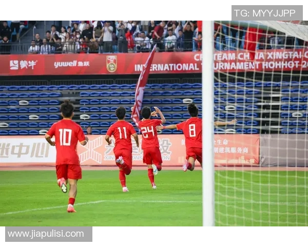 足球巨星赛后提着战靴离场引发球迷热议展现独特个人魅力